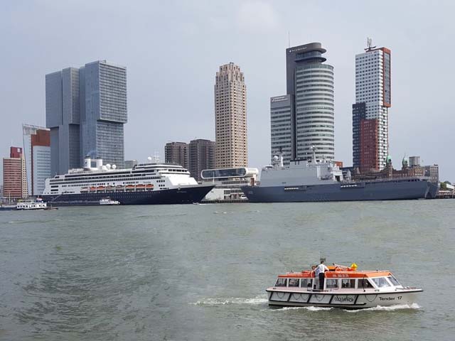 Cruiseschip ms Rotterdam van de Holland America Line aan de Cruise Terminal Rotterdam